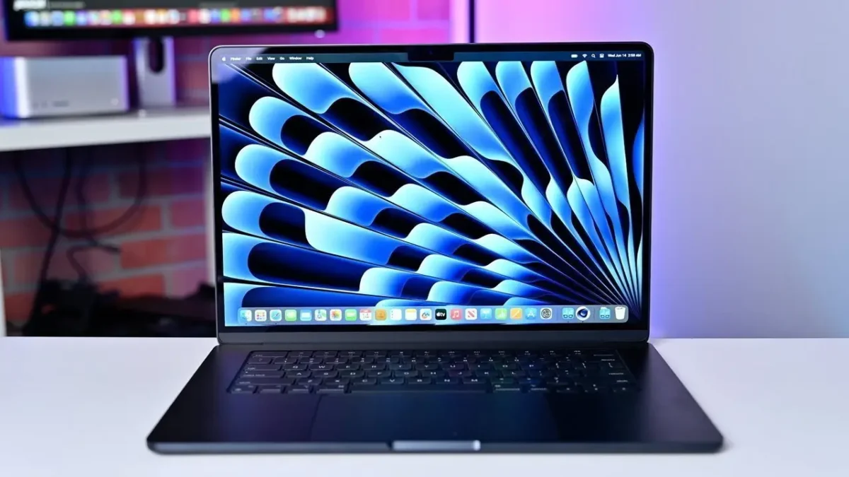Apple MacBook Air 2025: M4 Power, an OLED Screen, and the Redesign We've Been Waiting For? 3 Apple MacBook Air 2025 - OLED Display